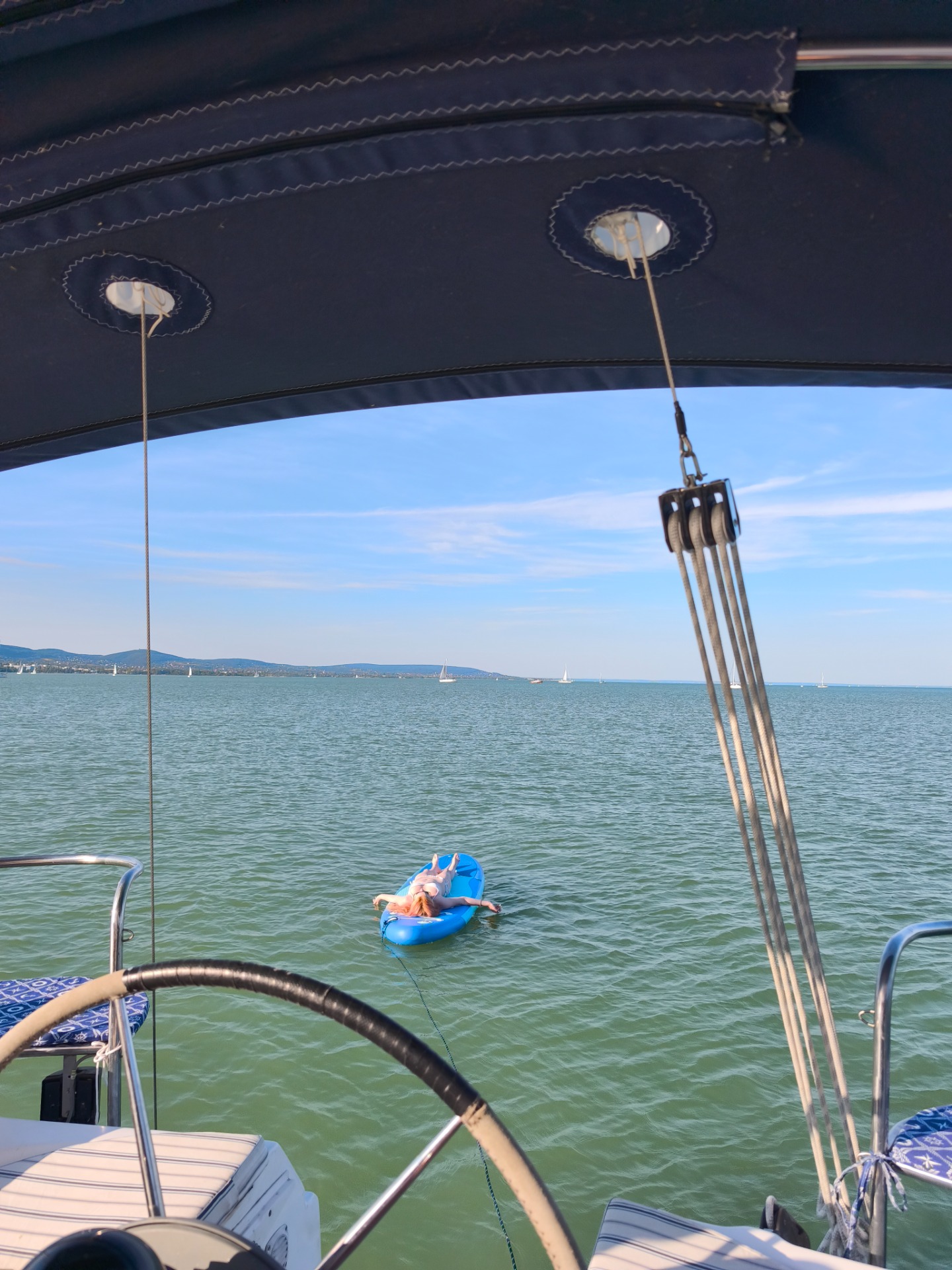 Balatonfüred hajóbérlés kapitánnyal, vitorlázás, élményvitorlázás, fürdás a Balaton közepén a Balatonban
