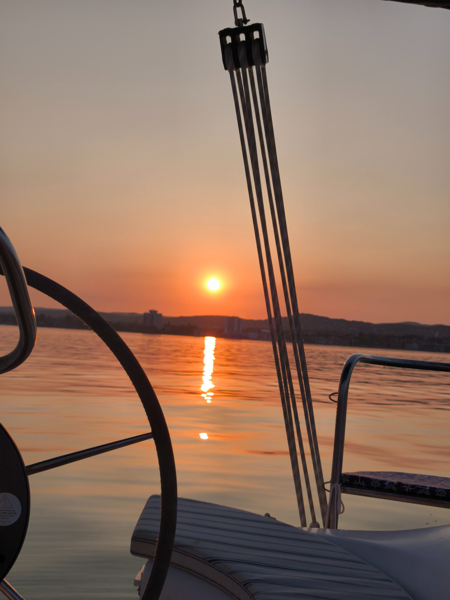 Balatonfüred hajóbérlés kapitánnyal, vitorlázás, élményvitorlázás, Naplemete túra a vizen