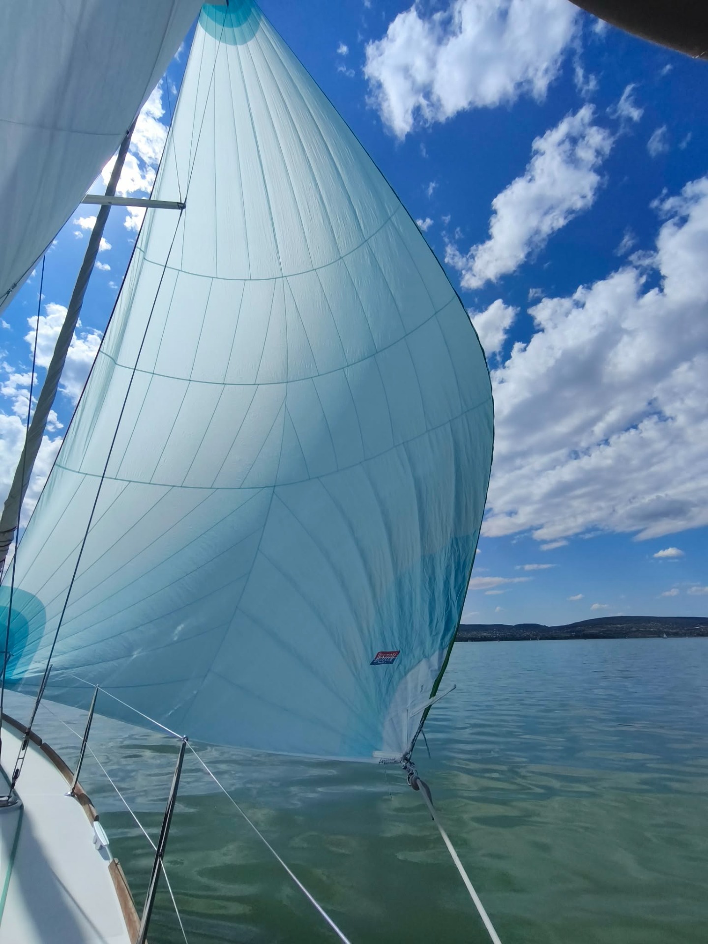 Balatonfüred hajóbérlés kapitánnyal, vitorlázás, élményvitorlázás, romantikus vitorlázás