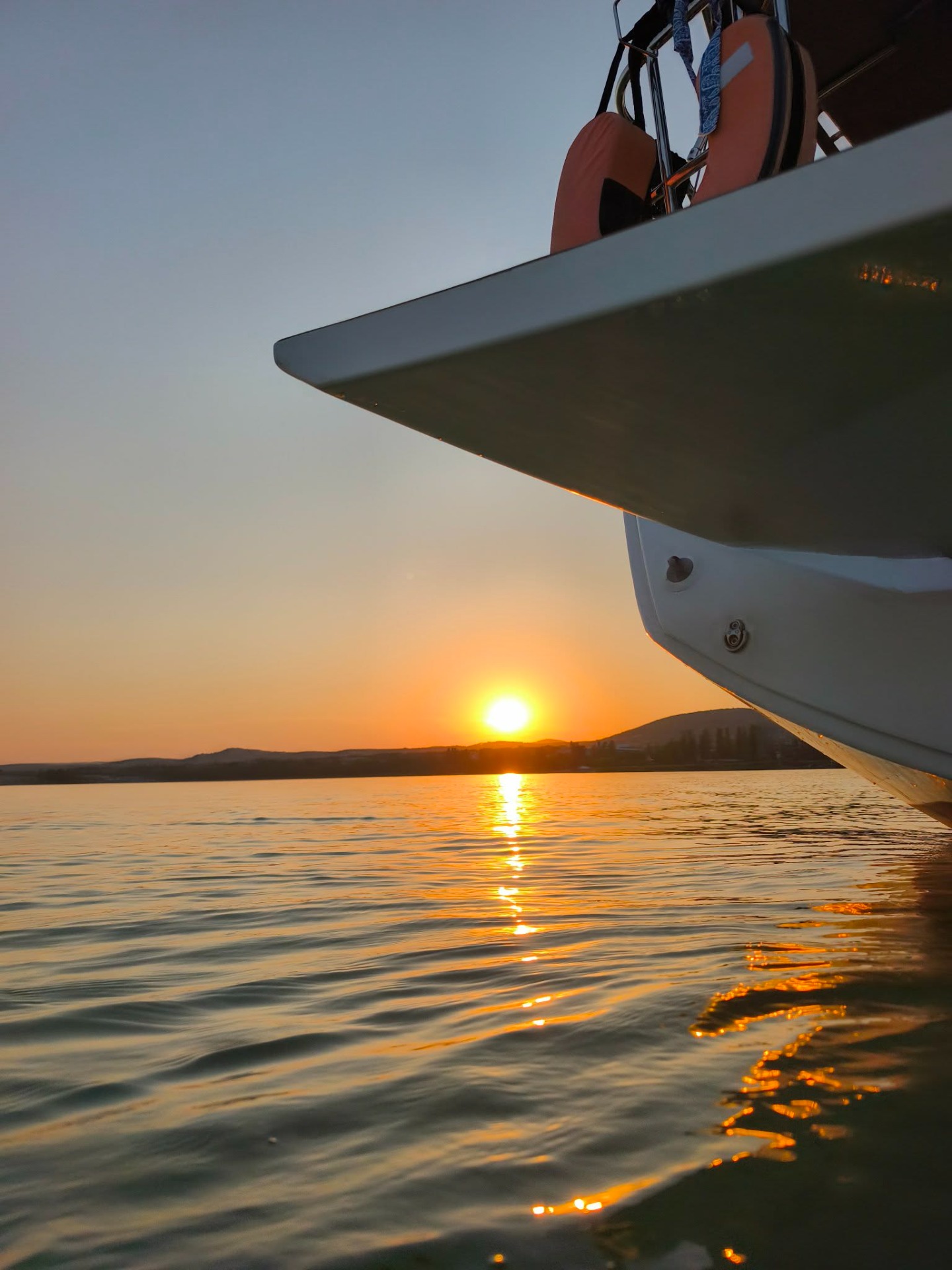 Balatonfüred hajóbérlés kapitánnyal, vitorlázás, élményvitorlázás, Naplemete túra a vizen